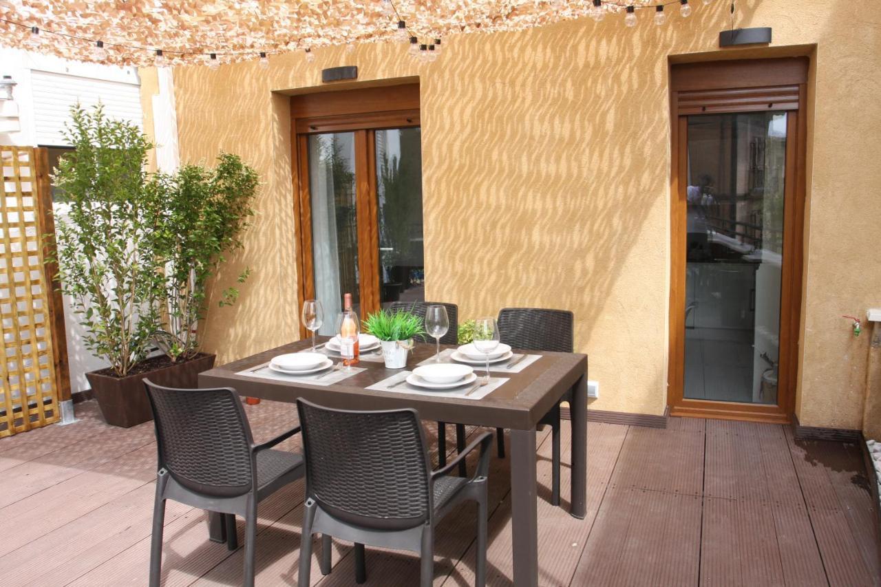 Edificio Privado Con Terraza Apartment Haro Luaran gambar